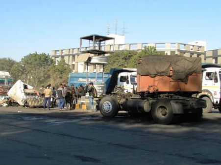 ગાંધીનગર નજીક ટ્રક અને ડમ્પર વચ્ચે અકસ્માત