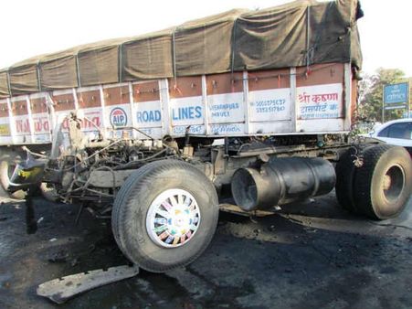 ગાંધીનગર નજીક ટ્રક અને ડમ્પર વચ્ચે અકસ્માત