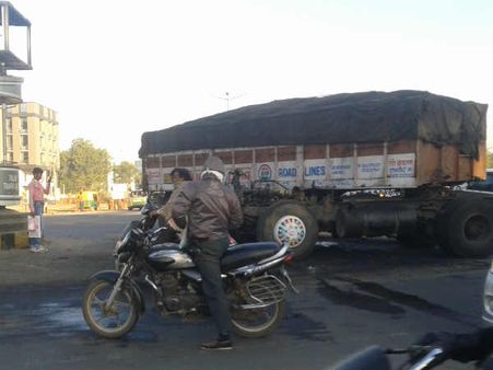 ગાંધીનગર નજીક ટ્રક અને ડમ્પર વચ્ચે અકસ્માત