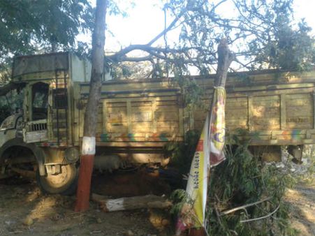 ગાંધીનગર નજીક ટ્રક અને ડમ્પર વચ્ચે અકસ્માત