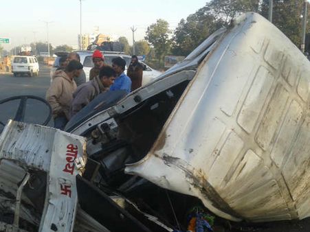 ગાંધીનગર નજીક ટ્રક અને ડમ્પર વચ્ચે અકસ્માત