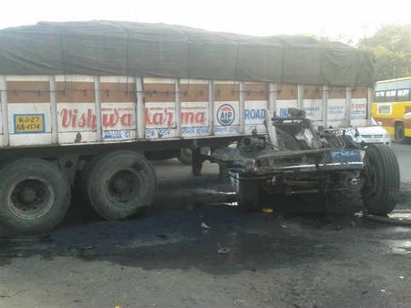 ગાંધીનગર નજીક ટ્રક અને ડમ્પર વચ્ચે અકસ્માત