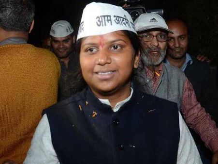 બાળકના બોલથી તૂત્યો કારના કાચ?, ‘આપ’ નેતા રાખી બિરલાએ નોંધાવી ફરિયાદ