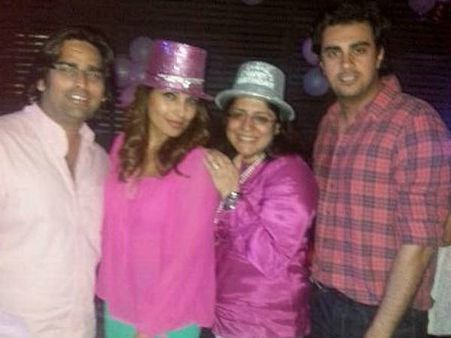 મિત્રો સાથે બિપાશા મિત્રો સાથે બિપાશા