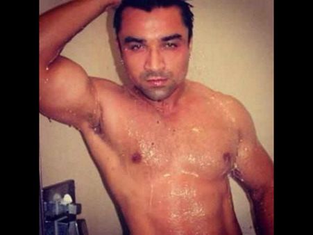 મસ્તીમાં એજાઝ ખાન