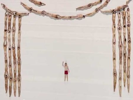 પડદો ખૂલે છે 