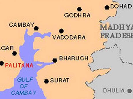 વડોદરાઃ NRI પરિવારના પુત્રે ફૂટપાથ પર તોડ્યો દમ