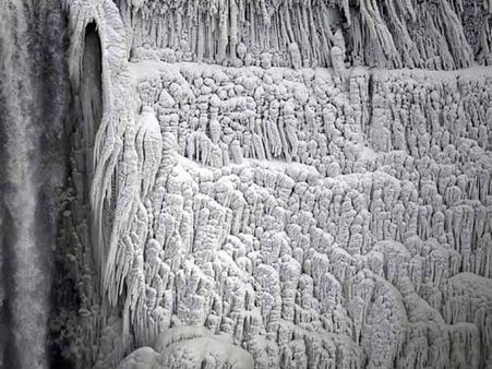 બરફમાં બની અનેક આકૃતિઓ