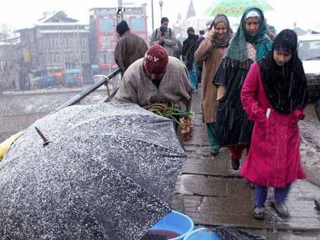 ઠંડીમાં પેટની આગ સંતોષવા બેસેલા હૉકર