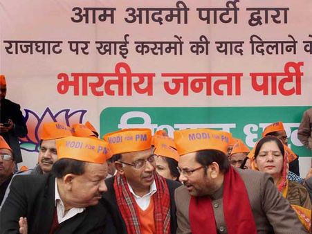 'આપ'ની ગાંધી ટોપીના મુકાબલે 'ભગવા' ટોપી મેદાનમાં