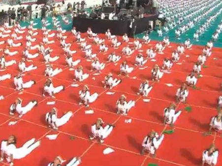 વિદ્યાર્થીઓએ કર્યું સૂર્યનમસ્કાર વિદ્યાર્થીઓએ કર્યું સૂર્યનમસ્કાર