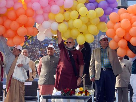 રંગબેરંગી ફુગ્ગાઓ છોડીને મોદીએ કર્યું પતંગ મહોત્સવનું ઉદઘાટન