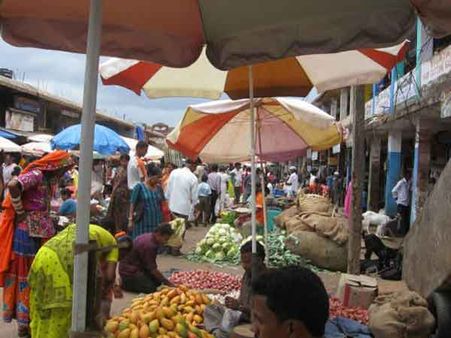 બજારમાં વેચાતા ફળાદી