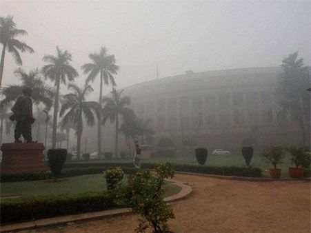 ધુમ્મસની ચાદરમાં લપેટાયેલી રાજધાની દિલ્હી