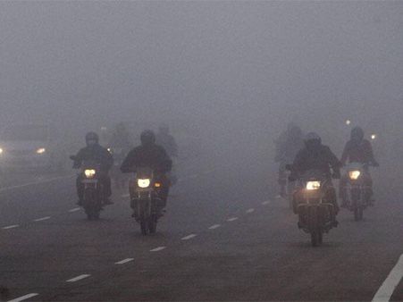 ધુમ્મસની ચાદરમાં લપેટાયેલી રાજધાની દિલ્હી