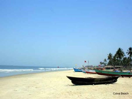 દરિયા કિનારે ઉભેલી નાવડીઓ