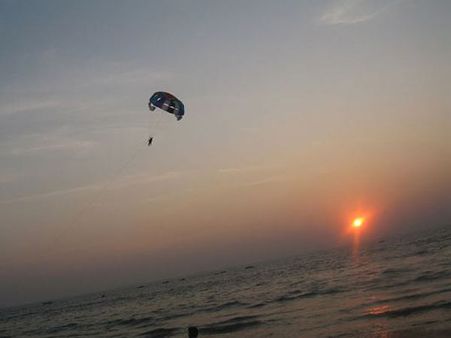 કૈલેંગ્યૂટ બીચ પર પેરાસેલિંગ