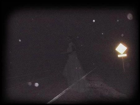 કબર પાસે મહિલાની હાજરી કબર પાસે મહિલાની હાજરી