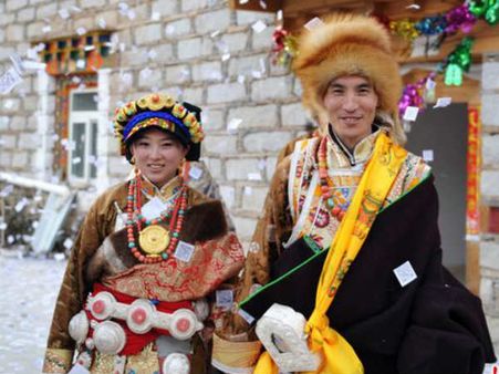 તિબ્બતી પોશાકની સાથે આભૂષણ 