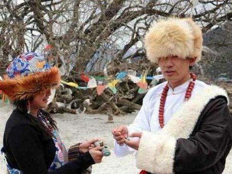 તિબેટીયન વસ્ત્રો અને આભૂષણ 