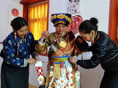 તિબેટીયન વસ્ત્રો અને આભૂષણ 