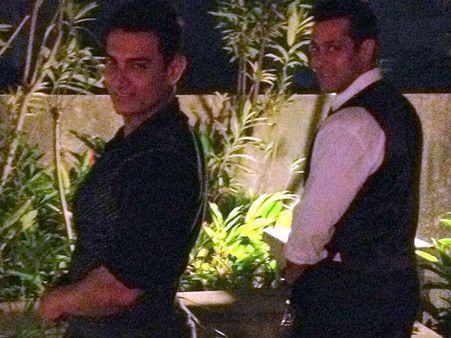 સલમાને ટોપી ઉતારી ધૂમ મચાવી, તો આમિર પેંટ ખોલી બોલ્યાં જય હૈ