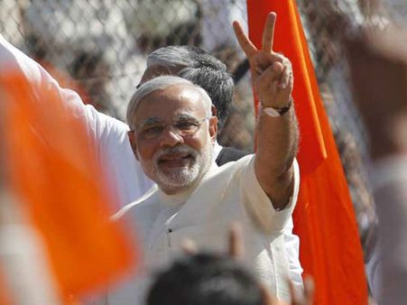 હિમ્મતનગર યુવા સંમેલનમાં મોદી, વિવેકાનંદના સપનાને સાકાર કરવા યુવાનોને આહ્વાન