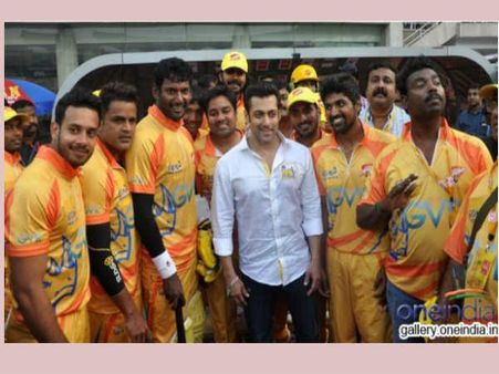 ચેન્નાઇ ટીમની સાથે સલમાન ચેન્નાઇ ટીમની સાથે સલમાન