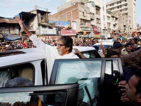 અમદાવાદમાં ખૂશ્બુ ગુજરાત કીનું શૂટિંગ કરતા અમિતાભ