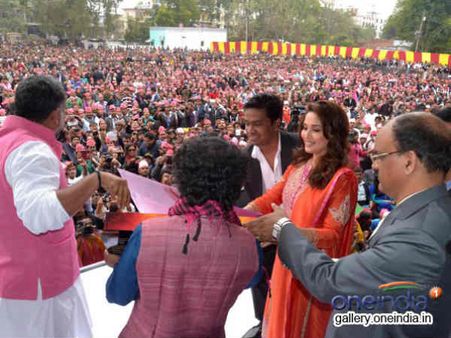 માધુરી ઘેલું વારાણસી : ગુલાબ ગૅંગના મ્યુઝિક લૉન્ચિંગમાં છવાઈ ગુલાબી ટોપી