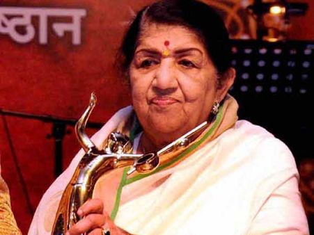 કેમ્પા કોલા રહેવાસીઓના પડખે આવ્યા લત્તા મંગેશકર કેમ્પા કોલા રહેવાસીઓના પડખે આવ્યા લત્તા મંગેશકર