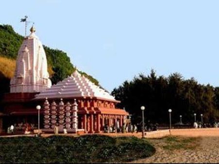 સમુદ્ર તટ પર મંદિર