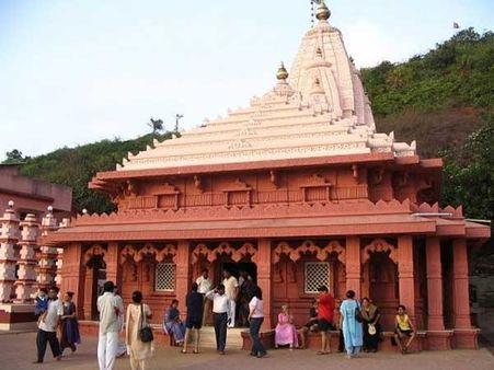 મંદિરે શ્રદ્ધાળુઓ