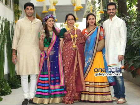 માતા અને બહેન-બનેવી સાથે