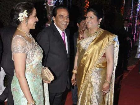 મહેમાનો સાથે હેમા-ધર્મેન્દ્ર