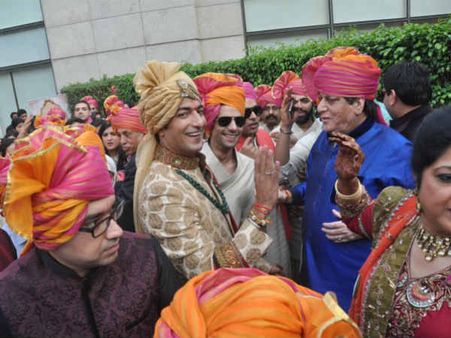 Pics : અહાનાને પરણવા બગ્ગી પર આવ્યો વરરાજા, ધરમ-હેમાએ આવકાર્યાં!