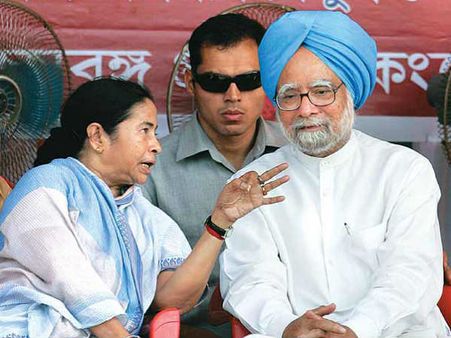 કલકત્તામાં એક મંચ પર જોવા મળ્યા મનમોહન સિંહ અને મમતા