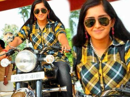 હસીનાઓની બાઇક સવારી