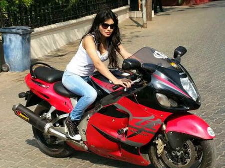 હસીનાઓની બાઇક સવારી