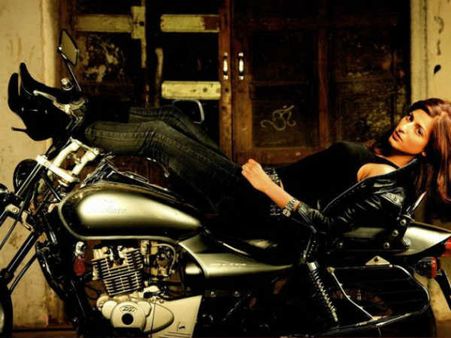 હસીનાઓની બાઇક સવારી