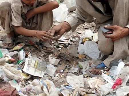 કચરાના ઢગલા પર બેસેલો વ્યક્તિ કચરાના ઢગલા પર બેસેલો વ્યક્તિ