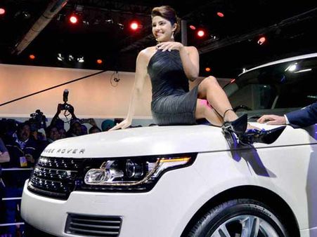 કાર સાથે પ્રિયંકાનો પોઝ