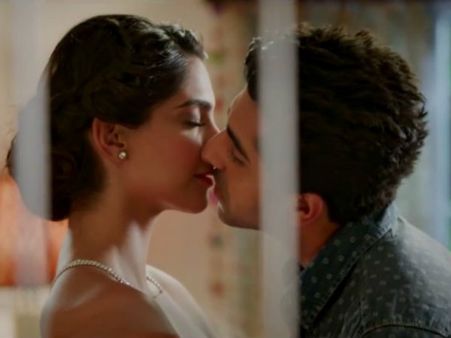 બેવકૂફિયાં ફિલ્મની તસવીરી ઝલક બેવકૂફિયાં ફિલ્મની તસવીરી ઝલક