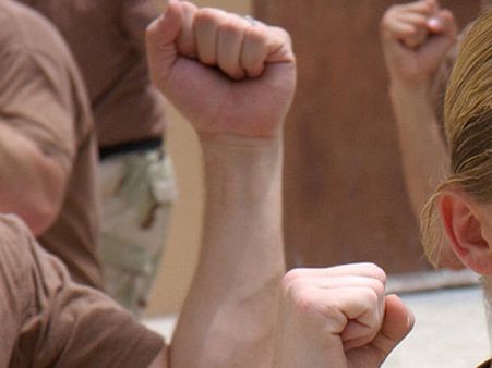 મુક્કેબાજી કરતા હાથ મુક્કેબાજી કરતા હાથ