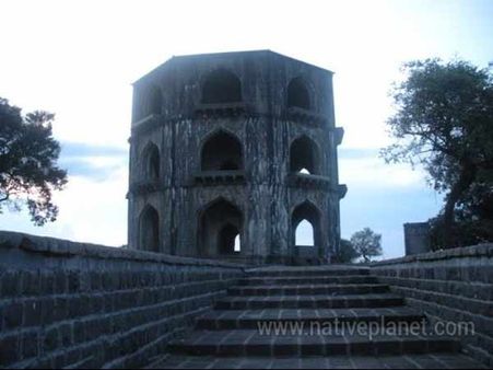 નિઝામ ઐતિહાસિક ઇમારતોનું શહેર અહમદનગર