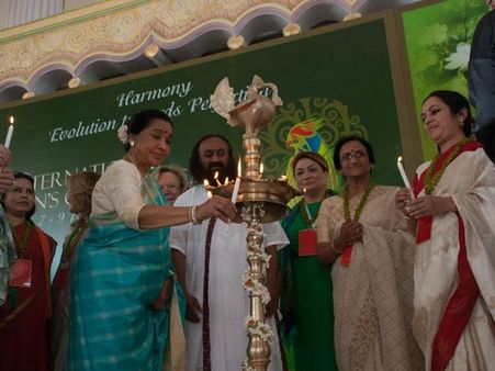 શ્રી શ્રી રવિશંકર તથા અન્ય દ્વારા દિપ પ્રાગટ્ય 