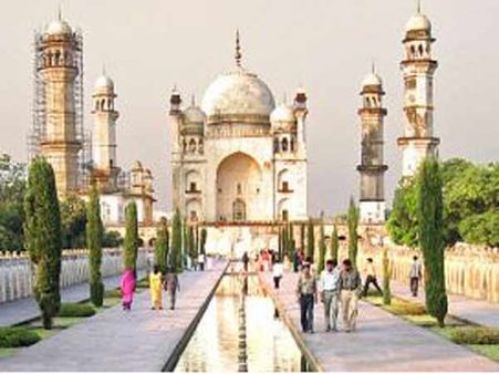 બીબીના મકબરાની બીજી તરફ