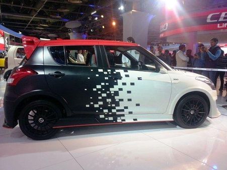 કારના રૂફને રેડ કલરનો પેઇન્ટ