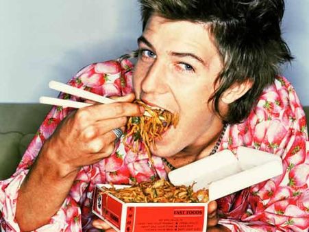 ચાર-પાંચ લોકો એક સાથે ભોજન કરી રહ્યા છે