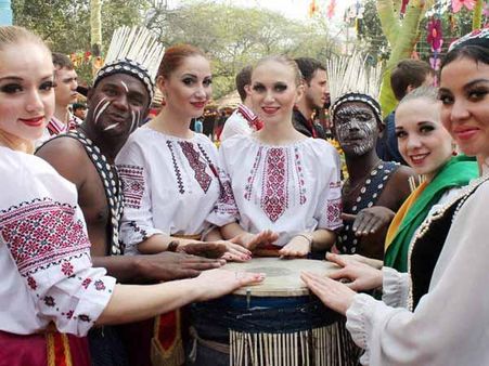 ગુજરાતી કલાકારોની સાથે રશિયન બાળાઓ